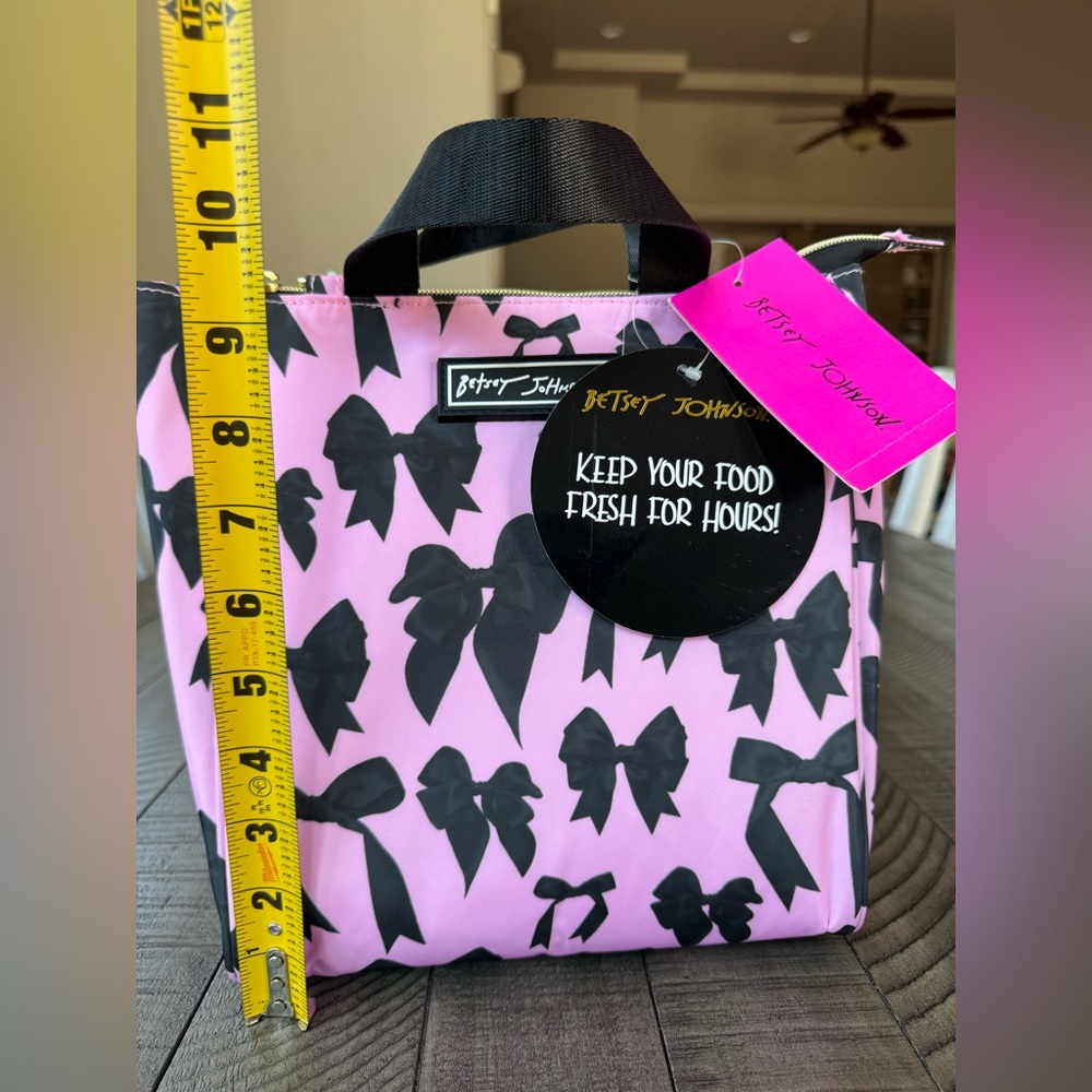Betsey Johnson Insulted Lunch Tote - Bag Pink & Black Bow (NWT) - Picture 10 of 10